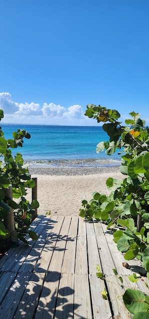 Tæt på stranden, liggestole, badehåndklæder