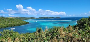 Plage à proximité, chaises longues, serviettes de plage