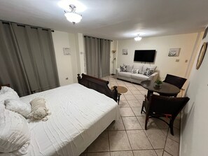 1 chambre, fer et planche à repasser, Wi-Fi gratuit, draps fournis