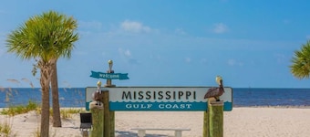 New Reno - Bungalow Near Beach - Walk to Casino & Downtown - "The Purple Frog"