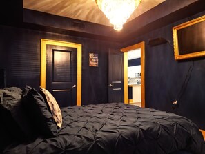 1 bedroom, free WiFi, bed sheets - Live Like ROYALTY in Buckhead This unique place has a style all of its own. (Atlanta)