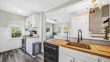 Fridge, oven, stovetop, dishwasher