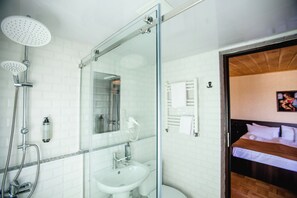 Combined shower/bathtub, rainfall showerhead, designer toiletries - Hotel History (Kutaisi)