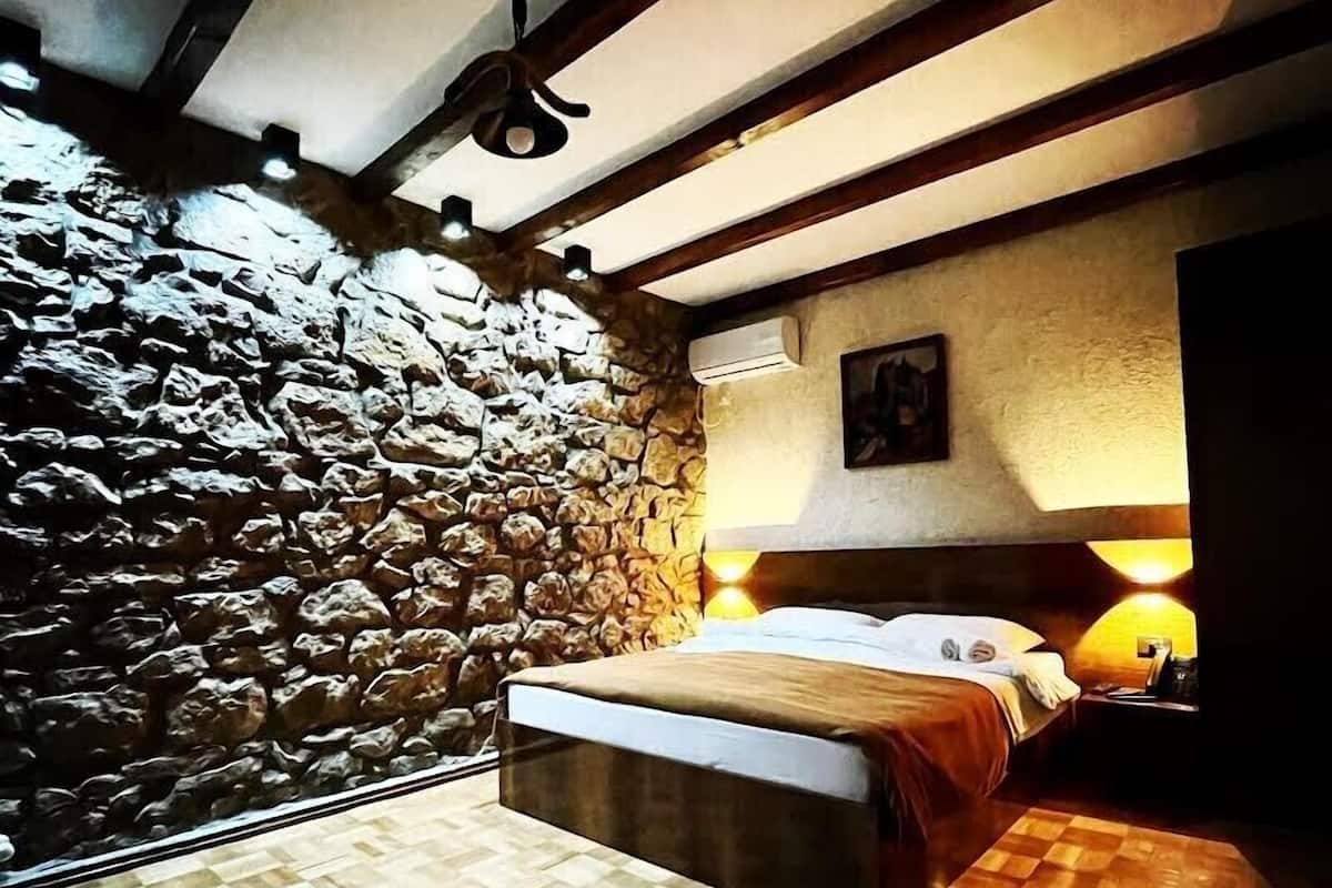 Premium bedding, in-room safe, desk, laptop workspace