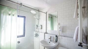 Ropa de cama de alta calidad y caja de seguridad en la habitación