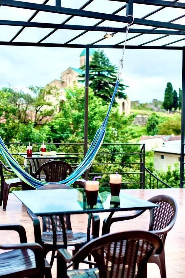 Outdoor dining - Hotel History (Kutaisi)