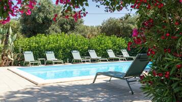 Una piscina al aire libre de temporada