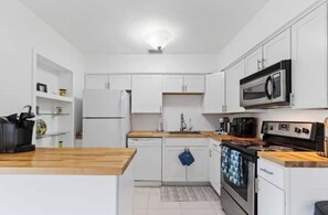 Refrigerador, microondas, horno y parrilla de estufa 
