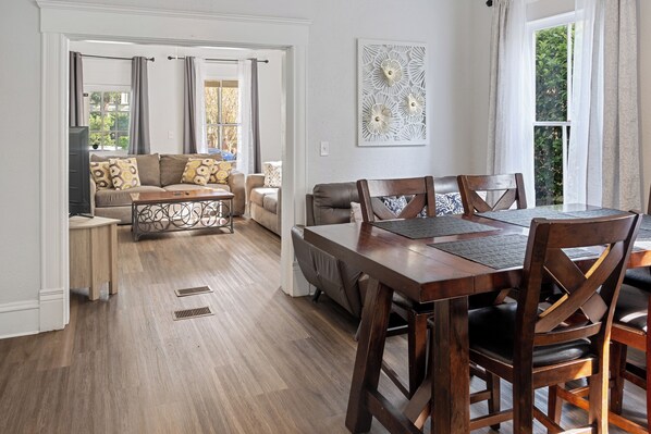 Interior - Majestic Gem - 3BR - UF Health - Jags Stadium - Pet Friendly (Jacksonville)