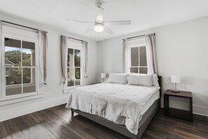 3 bedrooms, WiFi, bed sheets - Majestic Gem - 3BR - UF Health - Jags Stadium - Pet Friendly (Jacksonville)