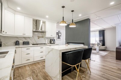 Mississauga. 4 Br 2 Bath. Outdoor Swimming Pool