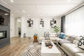 Apartment | 4 bedrooms - Mississauga. 4 Br 2 Bath. Outdoor Swimming Pool (Mississauga)