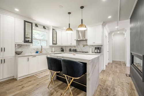 Mississauga. 4 Br 2 Bath. Outdoor Swimming Pool