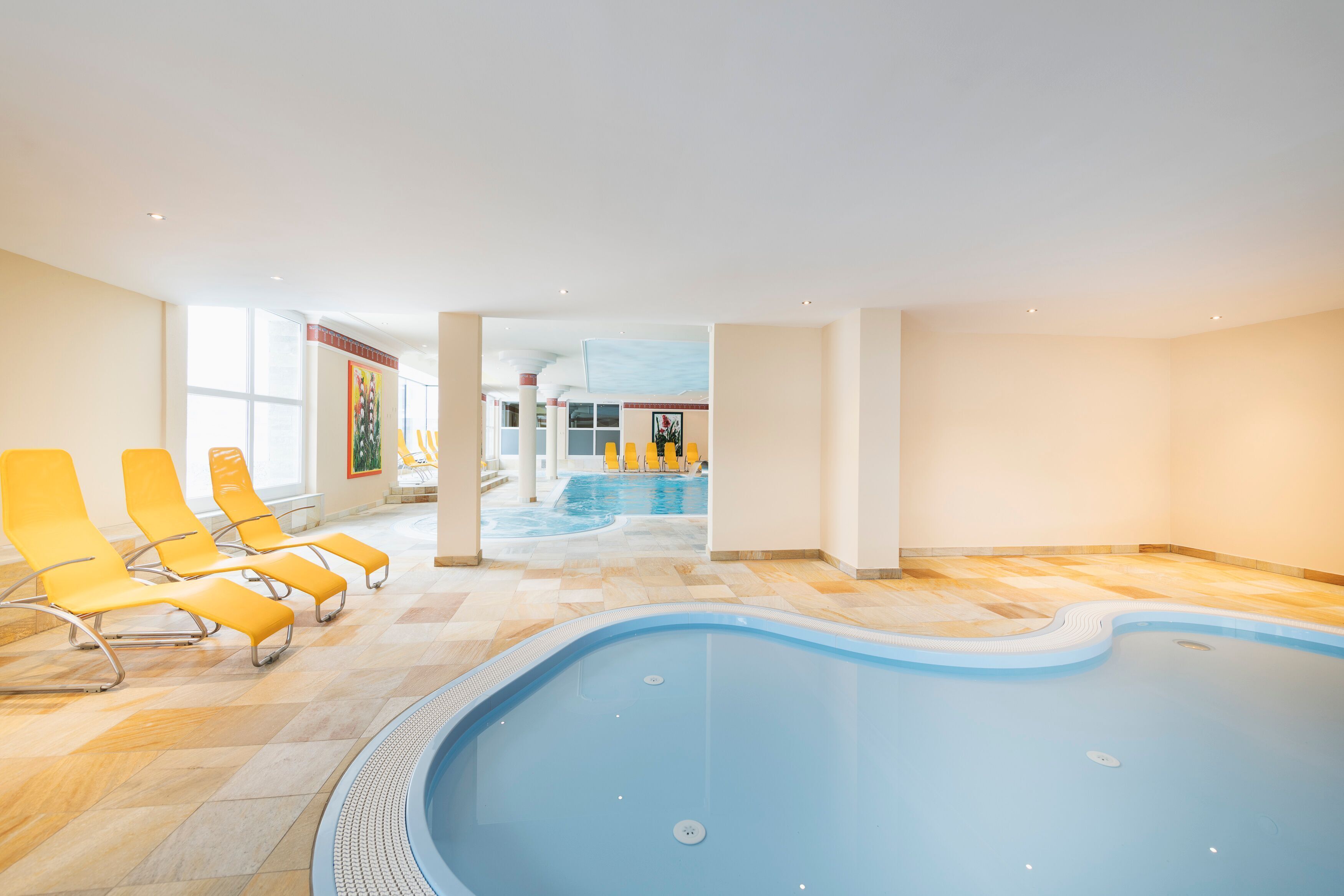 Kolam renang indoor dan kolam renang outdoor