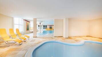 Una piscina techada, una piscina al aire libre