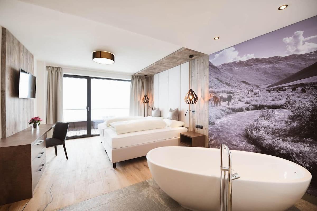 Superior Suite | In-room safe, free WiFi, bed sheets