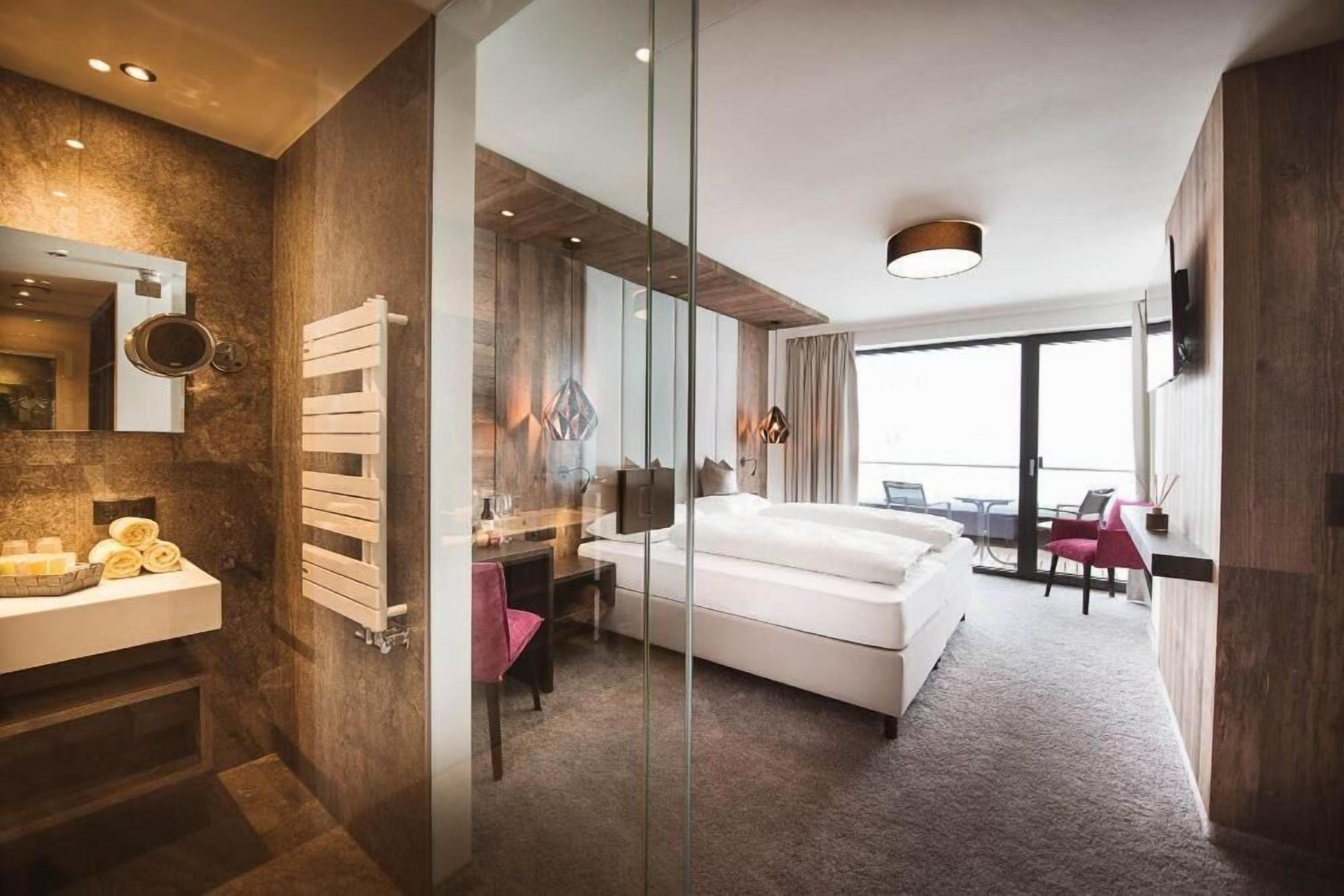 Deluxe Apartment | In-room safe, free WiFi, bed sheets