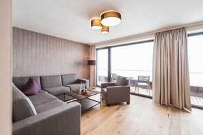 Superior Suite | Living area | 45-inch flat-screen TV with digital channels, heated floors - Winterresort Mooshaus (Silz)