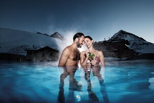 Una piscina techada, una piscina al aire libre