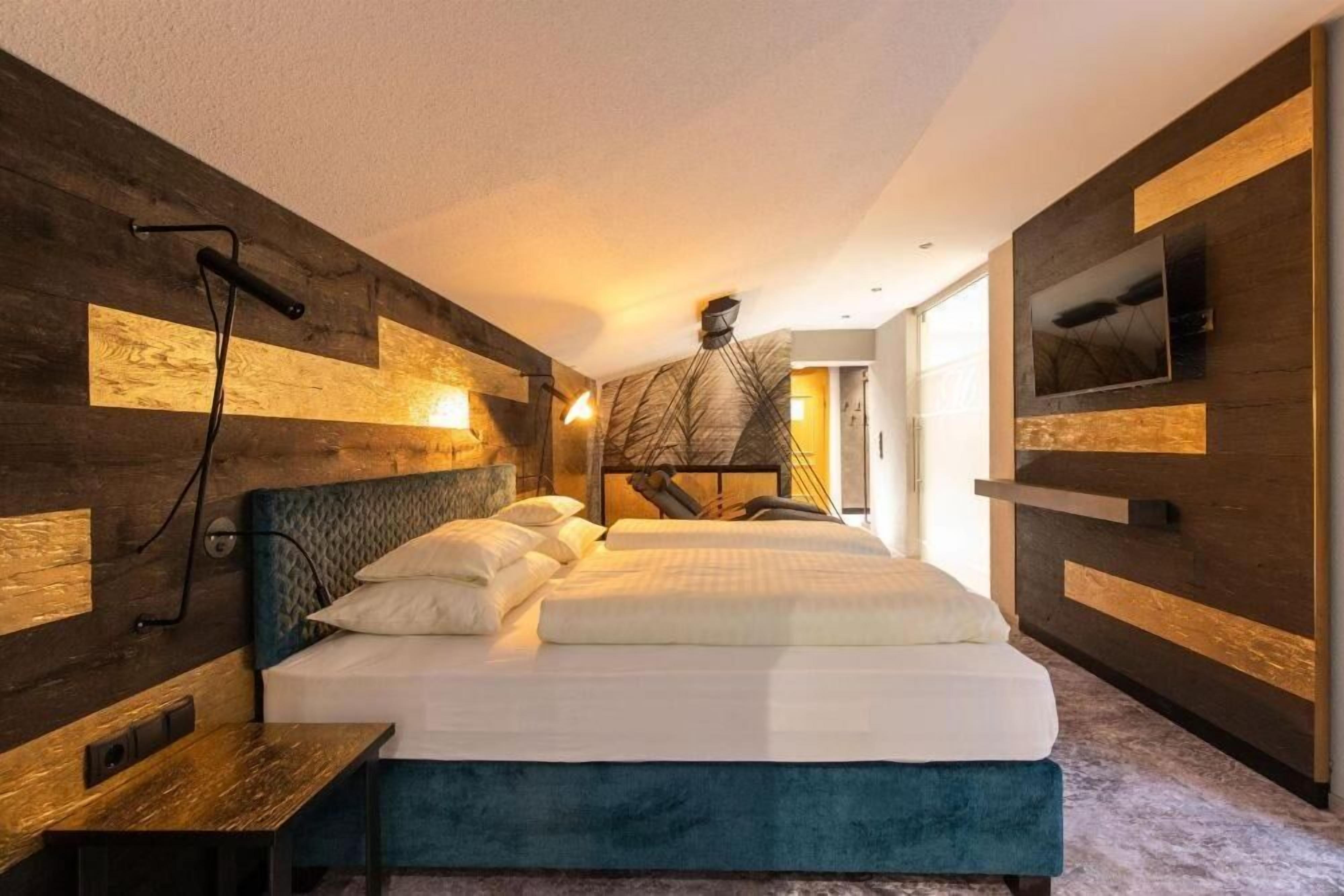 Luxury Suite | In-room safe, free WiFi, bed sheets