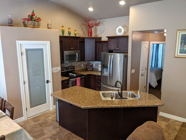 Réfrigérateur, micro-ondes, four, lave-vaisselle