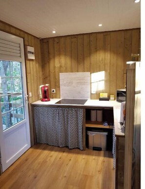 Fridge, microwave, stovetop, coffee/tea maker
