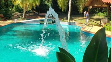 Una piscina al aire libre de temporada