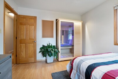 Family Getaway 2BR/2BA with Sauna - Air Hockey - Bar