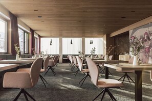 بوفيه فطور مجانًا يوميًا