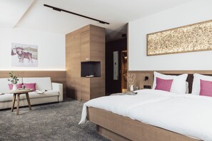 Deluxe Double Room | In-room safe, desk, free WiFi, bed sheets - Hotel Lisl (Silz)