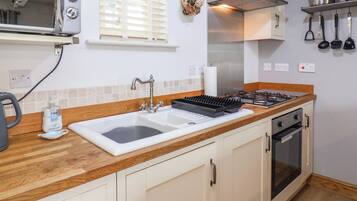 Lemari es, mesin pencuci piring, ketel listrik, dan pemanggang roti