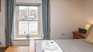 2 kamar tidur dan didekorasi berbeda-beda