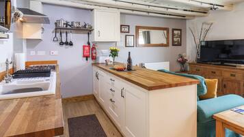 Lemari es, mesin pencuci piring, ketel listrik, dan pemanggang roti