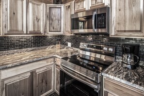 Fridge, microwave, oven, stovetop - The Otero Cabin - The Perfect Family Mountain Retreat (Ruidoso)