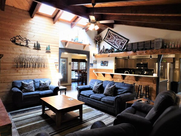 TV, fireplace, DVD player - Buckner Bunkhouse (Sleeps up to 24) (Ruidoso)