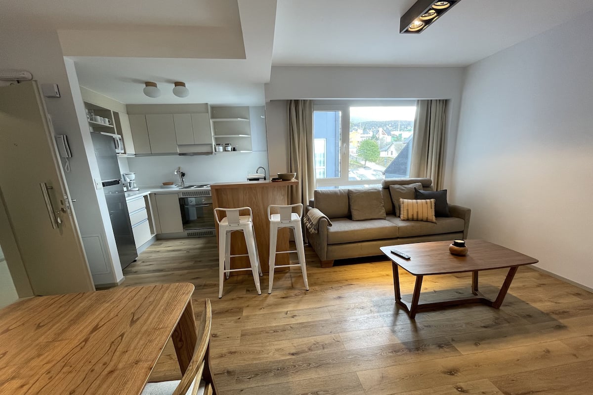 Eine moderne Wohnung mit Küche, Essbereich und Wohnzimmer.
