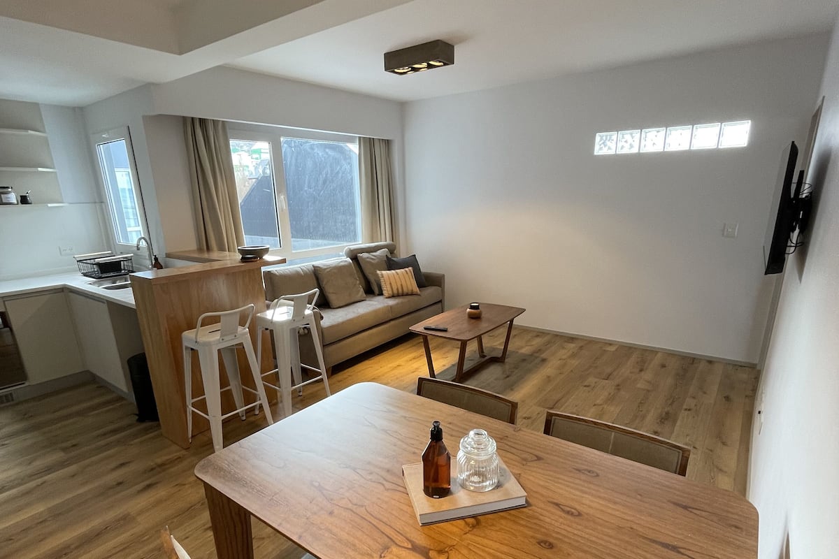 Eine moderne Wohnung mit Essbereich, Küche und Wohnraum.