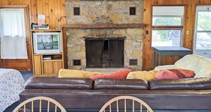 Oak Lodge - Sleeps up to 6 - Full Kitchen & Pet Friendly