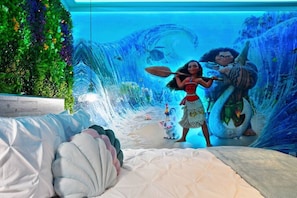 9 soverom, skrivebord, strykejern/-brett og reiseseng for barn