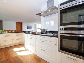 Réfrigérateur, lave-vaisselle, bouilloire électrique, grille-pain