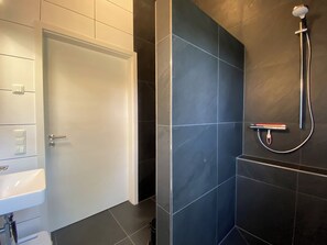 Shower, hair dryer, towels, soap - Quiet vacation apartment by the pond Pet-friendly in Schmidt (Nideggen)