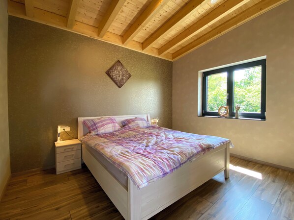 2 bedrooms, iron/ironing board, travel crib, free WiFi