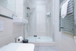 Shower - 4-Storey 2-Bedroom Stylish Townhouse in Ancoats (Ancoats)