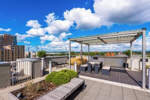 Outdoor dining - Superior 2 Bedroom Apartment (Greater Manchester)