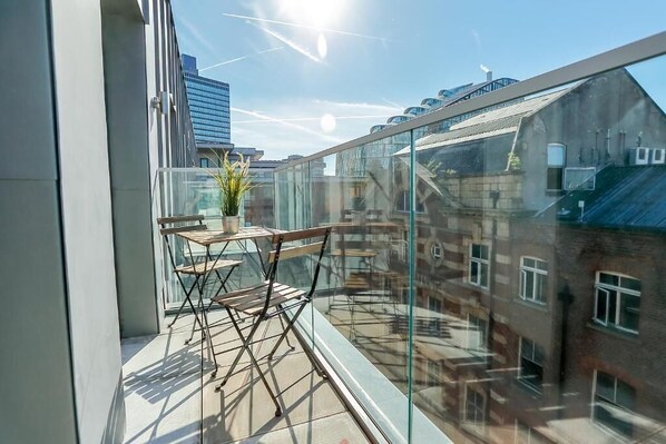 Outdoor dining - Superior 2 Bedroom Apartment with Balcony (Manchester)
