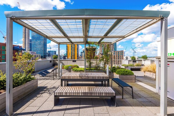 Outdoor dining - 2 Bedroom Apartment with Balcony (Manchester)