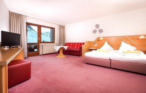 Family Room | In-room safe, desk, free WiFi, bed sheets - Sporthotel All-Inclusive (Silz)
