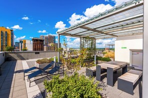 Outdoor dining - 2 Bedroom Apartment (Manchester)