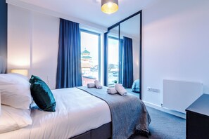 2 quartos, escrivaninha, ferros/tábuas de passar roupa