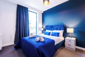 2 quartos, escrivaninha, ferros/tábuas de passar roupa